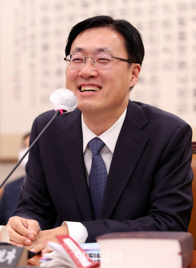 [포토]'미소 보이는 김형두 헌법재판관 후보자'