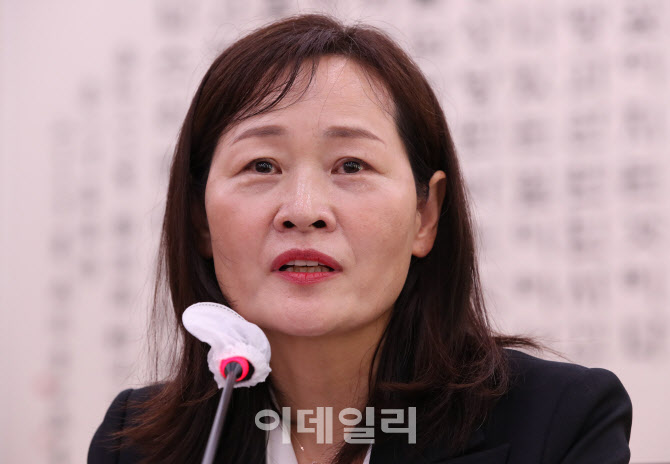 [포토]인사청문회, '답변하는 정정미 헌법재판관 후보자'