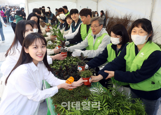 [포토] 지속가능한 미래를 위한 희망의 나무 나누기