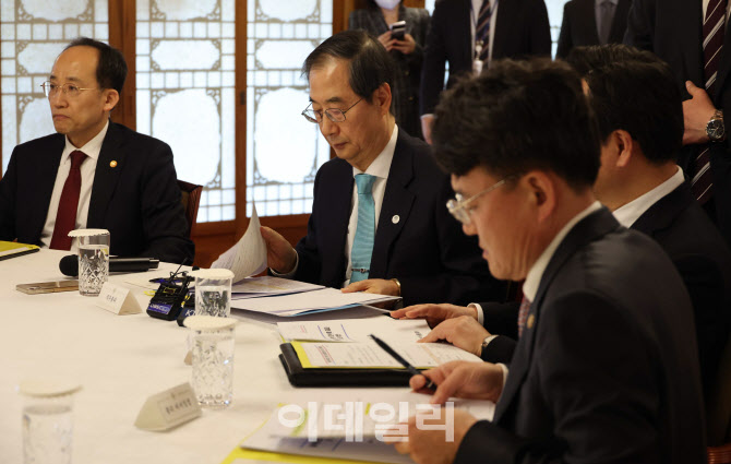 [포토]양곡관리법 관련 당정협의회에서 자료 살펴보는 한덕수 총리
