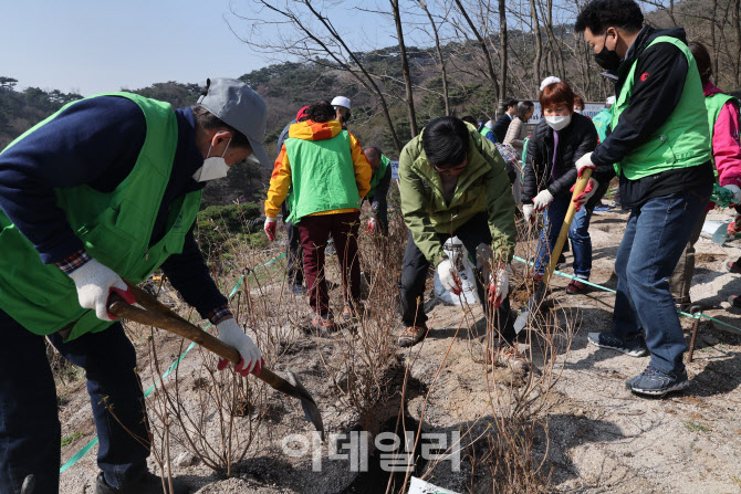 [포토]성북구, 4년 만에 재개된 식목일 나무심기 행사
