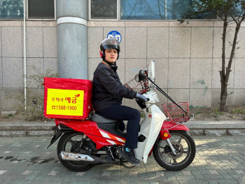 맨홀에 빠진 노인 구한 집배원