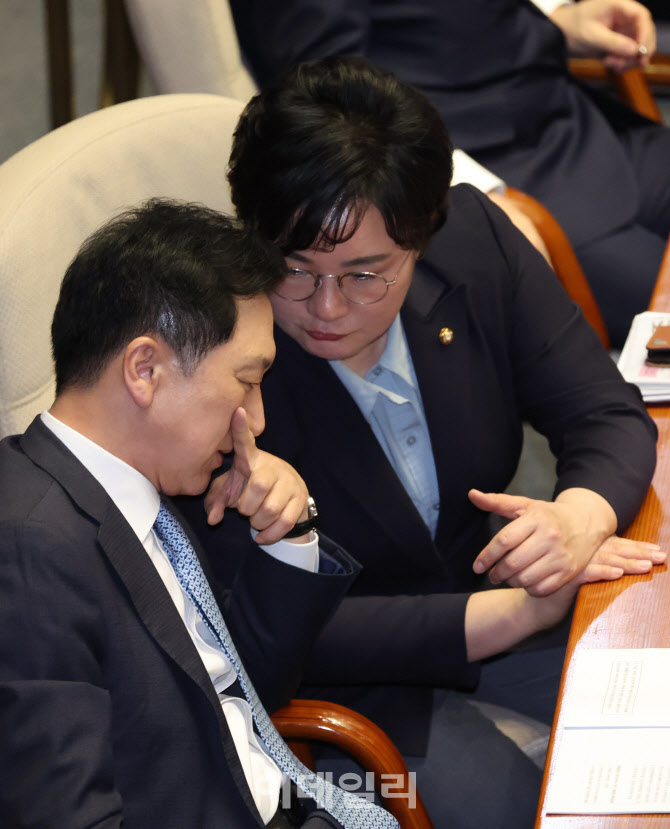 [포토]대화 나누는 김기현 대표-조수진 최고위원
