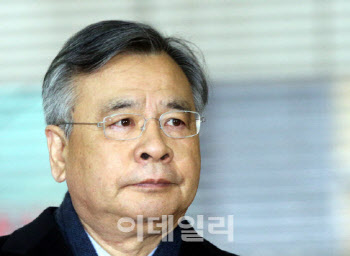 검찰, 박영수 전 특검 압수수색…'50억 클럽' 수사 본격화