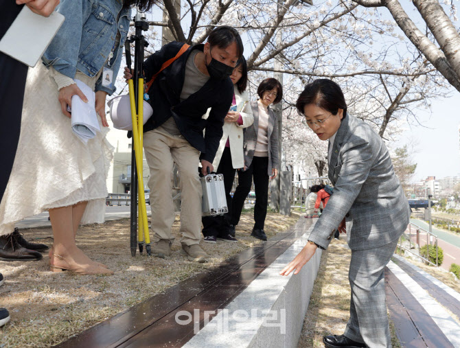 [포토] 벚꽃축제 '은평의 봄' 점검하는 김미경 구청장
