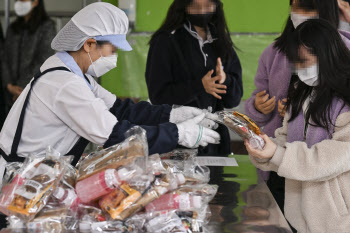 오늘 학교 비정규직 총파업…급식·돌봄 걱정하는 학부모들