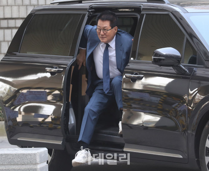 [포토] 운동화 신고 공판 출석하는 박지원 전 국정원장