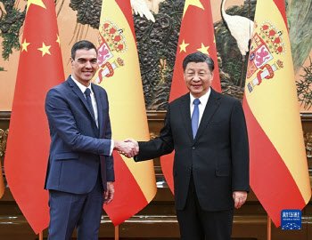 시진핑, 스페인 총리에 美의식한듯 ‘전략적 자주’ 강조
