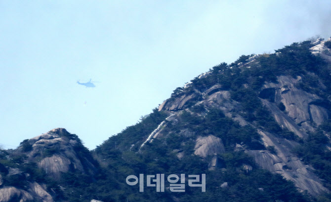 [포토]서울 인왕산 화재…당국 대응 2단계 발령