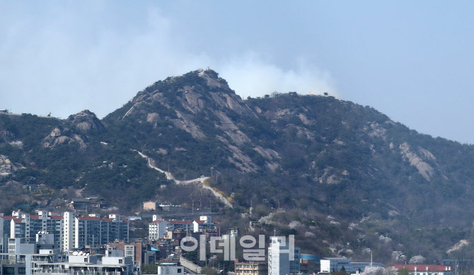 [포토]서울 인왕산 산불 "대응 2단계" 정상 부근 확산