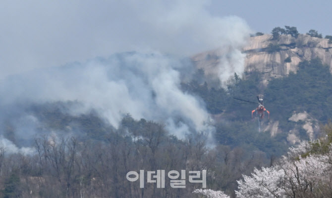 [포토]서울 한복판 인왕산에 산불... 인근 120가구 대피