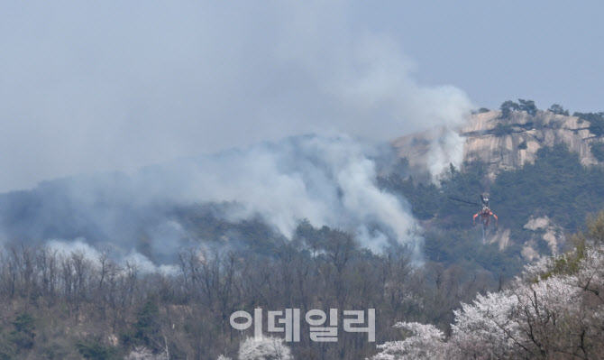 [포토]인왕산에서 피어오르는 흰연기