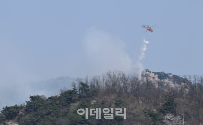 [포토]서울 종로구 인왕산 산불 진화 작업