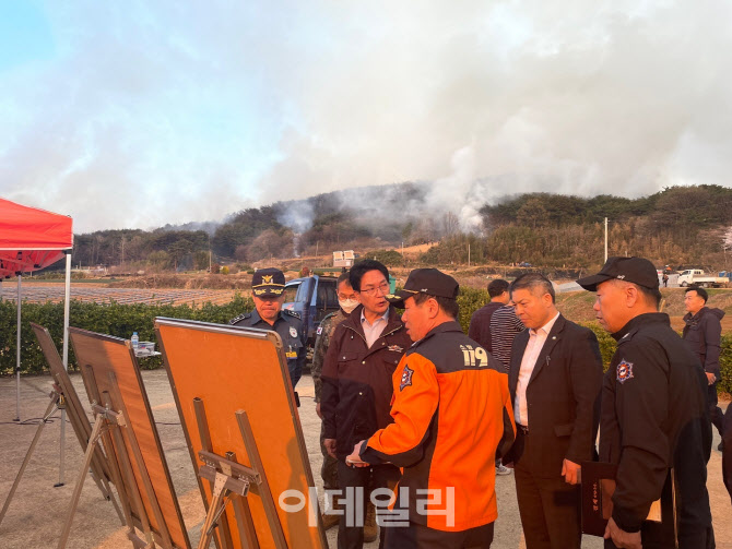 고창군 상하면 야산 산불...600명 투입 진화 총력