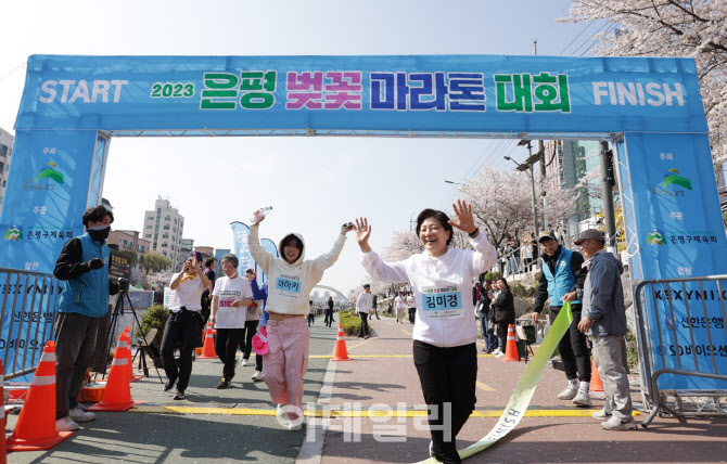 [포토] 마라톤 완주하는 김미경 구청장과 아이키