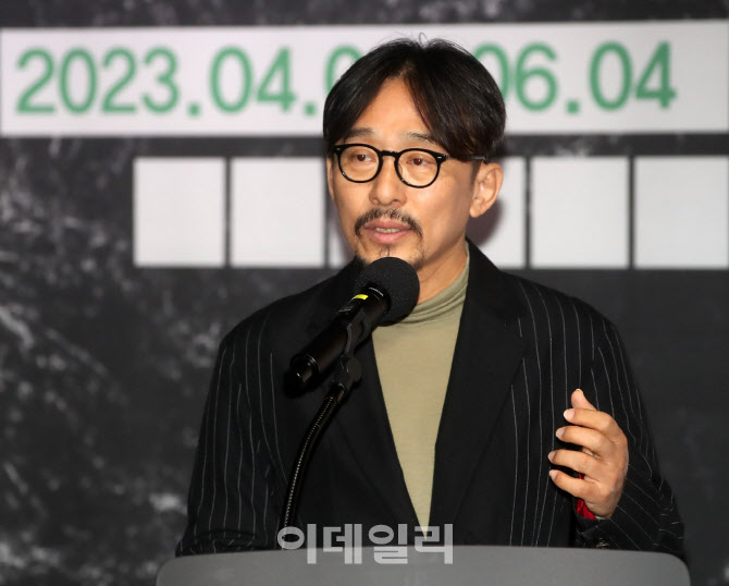 [포토] 공예기획전 설명하는 강신재 예술감독