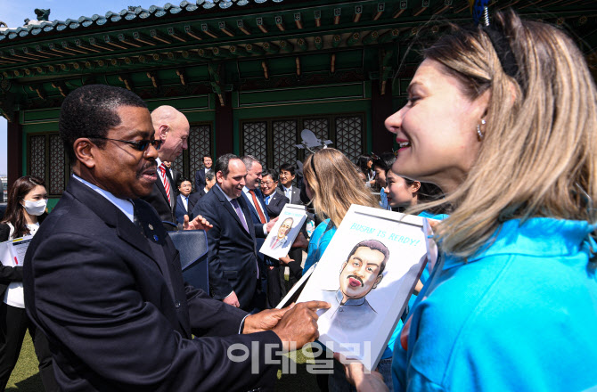 [포토]BIE 실사단원들에게 캐리커처 선물