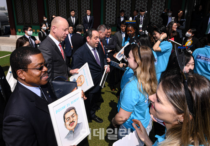 [포토]국제박람회기구 실사단원들에게 캐리커처 선물
