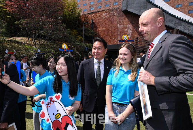 [포토]기념촬영하는 최태원 회장-슈페히트 단장