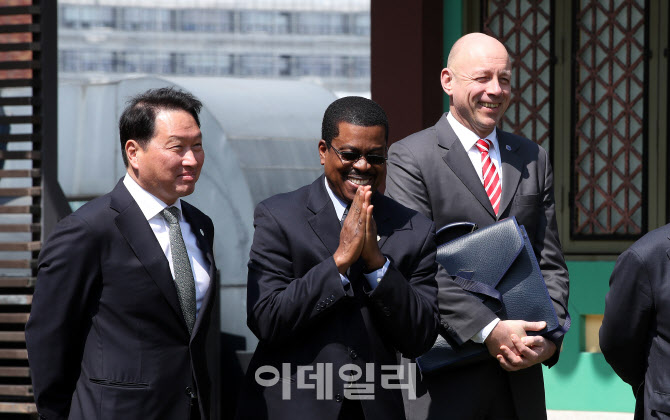 [포토]환영 인사에 밝은 모습 보이는 실사단