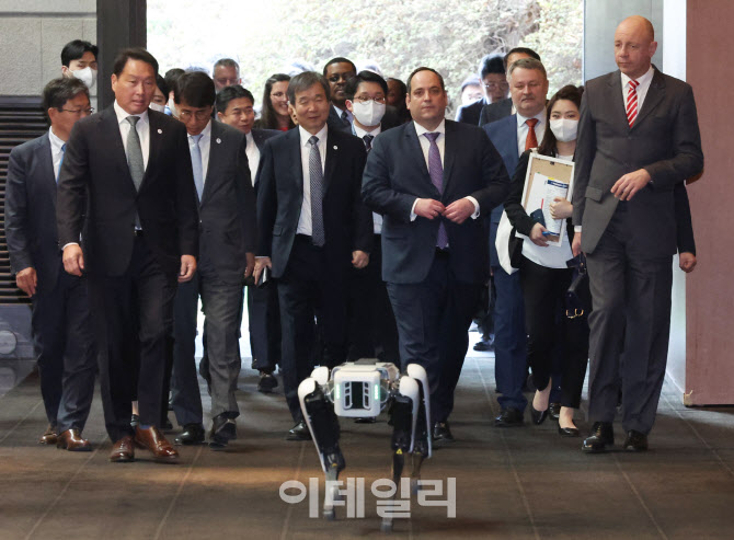 [포토]환영받으며 이동하는 BIE 실사단
