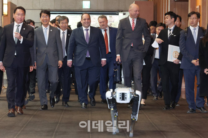 [포토]스팟의 안내로 이동하는 BIE 실사단