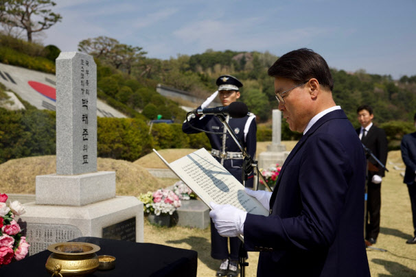 포스코그룹 창립 55주년…최정우 회장, 박정희·박태준 묘소 참배