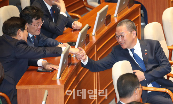 [포토]'쌀값 정상화 촉구' 삭발 후 본회의 참석한 신정훈 의원