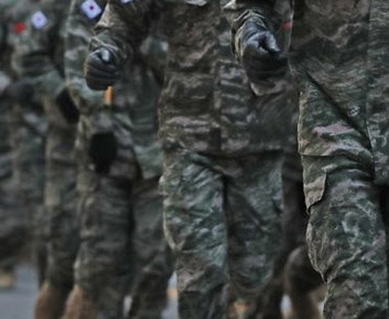 해병대 전투복 입고 초등생 멱살잡이…'상습 행패' 70대 입건