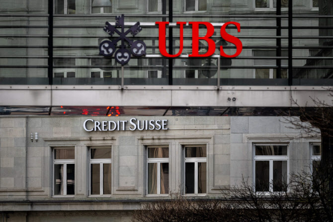 스위스 검찰, UBS·CS 인수 위법성 수사…인력 30% 감원설도