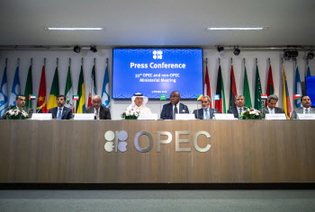 OPEC+감산에 에너지株 랠리…테슬라는 6.12%↓