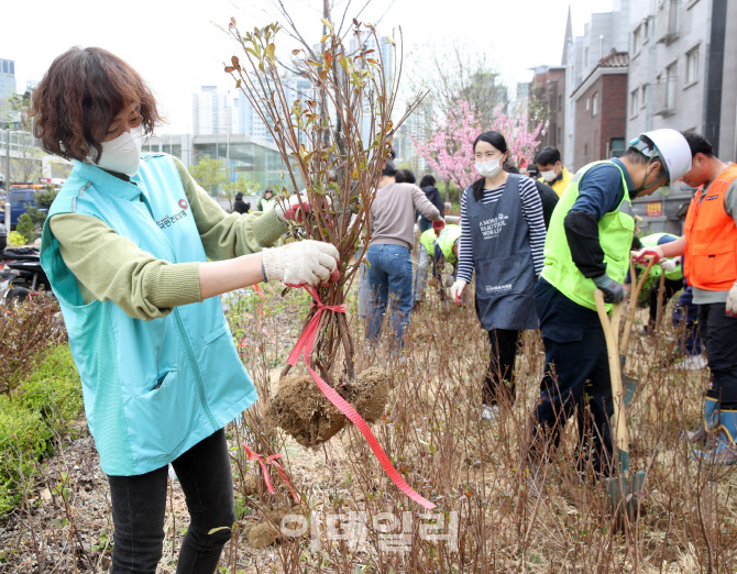 [포토] 용산구 민관학 연합봉사체, 식목일 나무심기