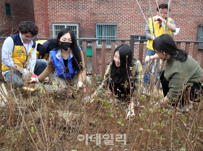 [포토] 용산구 효창공원앞역 나무심기