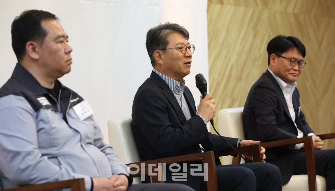 [포토]취재진 질문에 답하는 곽재선 회장