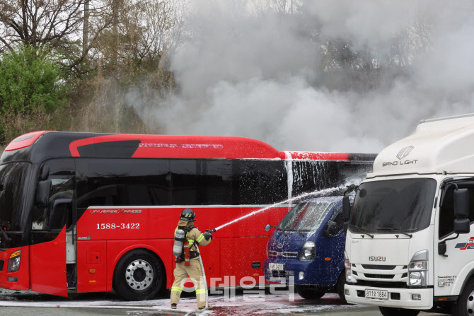 [포토]화재 발생 진압하는 소방관