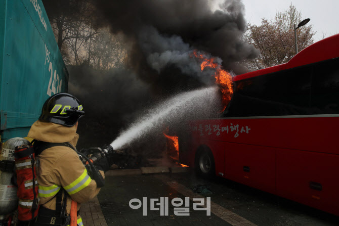 [포토]화재 발생한 관광버스