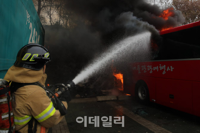 [포토]화재 진압하는 소방관