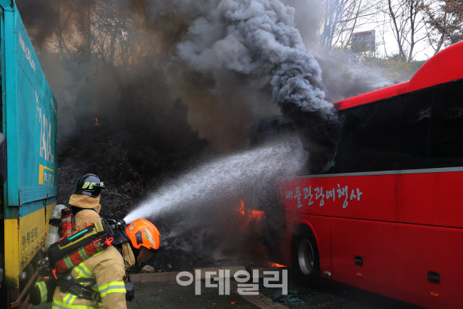 [포토]화재발생한 관광버스 진압하는 소방관