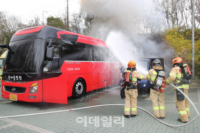[포토]관광버스 화재발생, 진압하는 소방관
