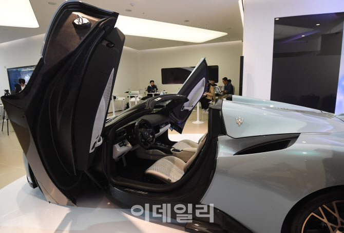 [포토]도어윙 장착한 마세라티 컨버터블 슈퍼카 MC20 첼로