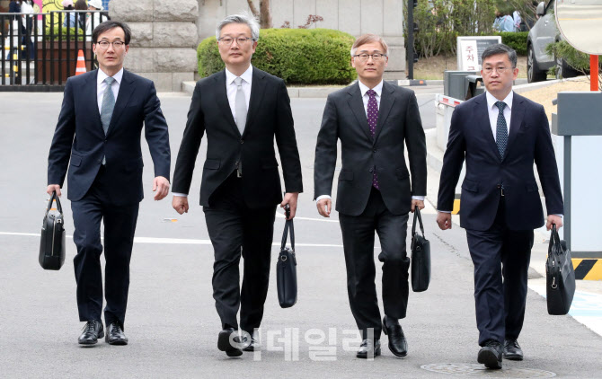 [포토]이상민 장관 탄핵심판 준비기일 향하는 국회측 변호인단