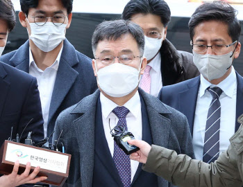 '대장동 수익 390억 은닉' 김만배, 오늘 첫 재판