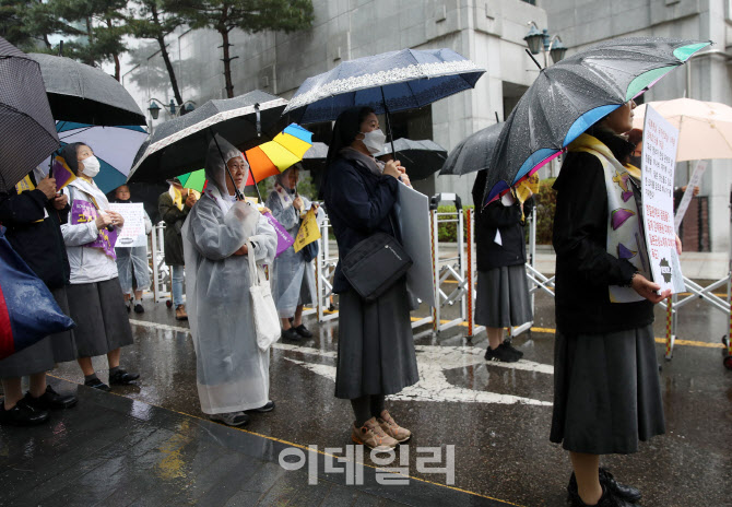 [포토] 봄비 속 수요시위