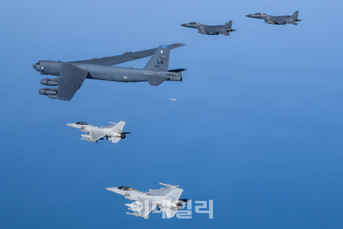 한달만에 전개한 美 B-52H…"北 어떠한 도발에도 신속·압도적 대응"