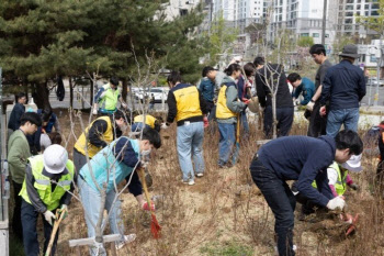 아모레 등 '용산 드래곤즈', 식목일 맞이 나무 심기 봉사활동 진행