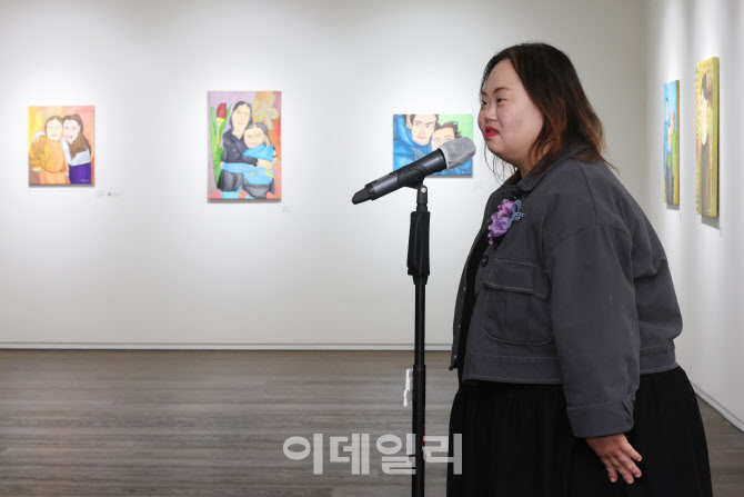 [포토]인사말하는 정은혜 작가