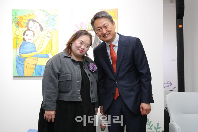 [포토]기념촬영하는 우해영 대표-정은혜 작가