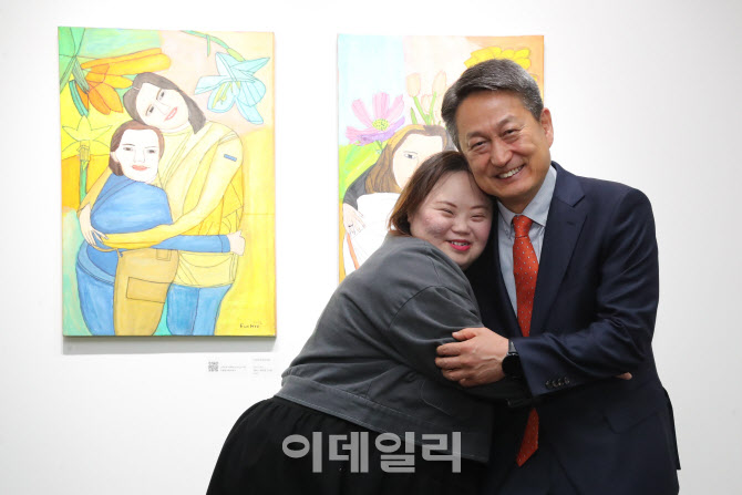 [포토]우해영 대표-정은혜 작가 기념촬영