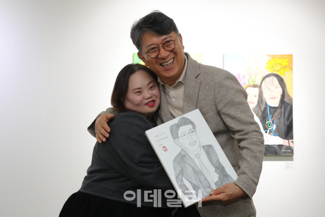 [포토]기념촬영하는 곽재선 회장-정은혜 작가