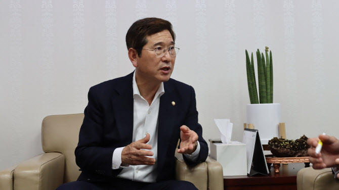 [인터뷰]김학용 "野의원과도 대화 통해, 여소야대 협상 자신 있어"